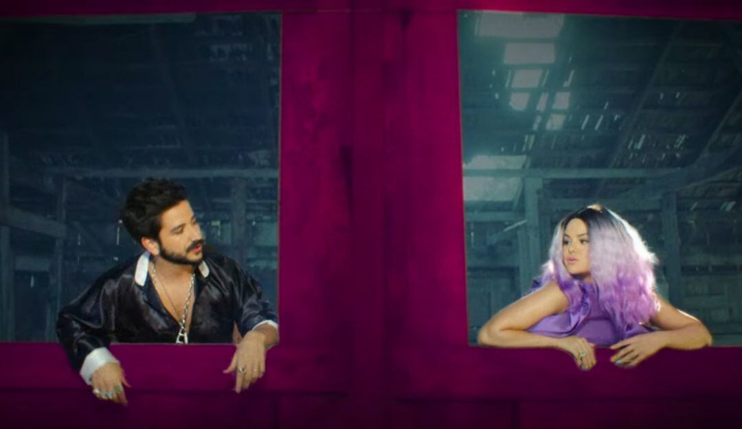 La cantante y actriz Selena Gomez junto al colombiano Camilo 