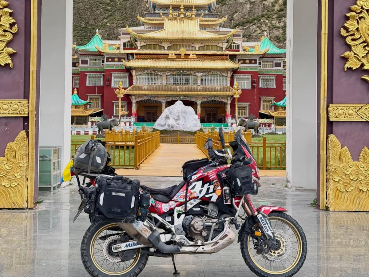 Un colombiano llegó en moto a China tras siete años recorriendo el mundo sobre dos ruedas