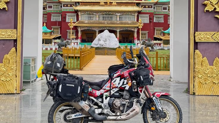 Un colombiano llegó en moto a China tras siete años recorriendo el mundo sobre dos ruedas