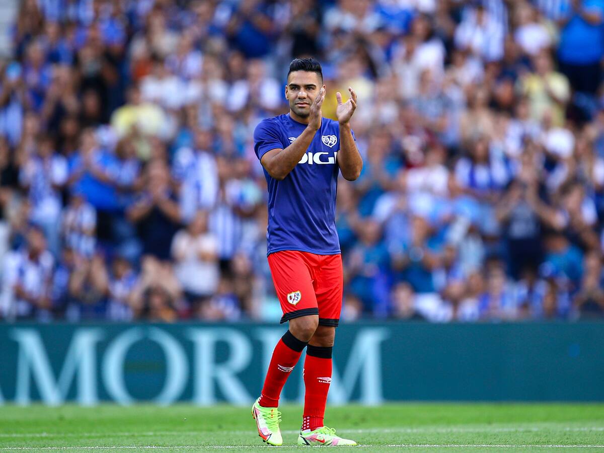 Video: Falcao vuelve al estadio del Porto y le rinden sentido homenaje