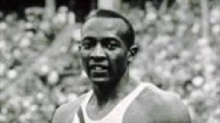 Jesse Owens gana 4 medallas en los olímpicos de Berlín