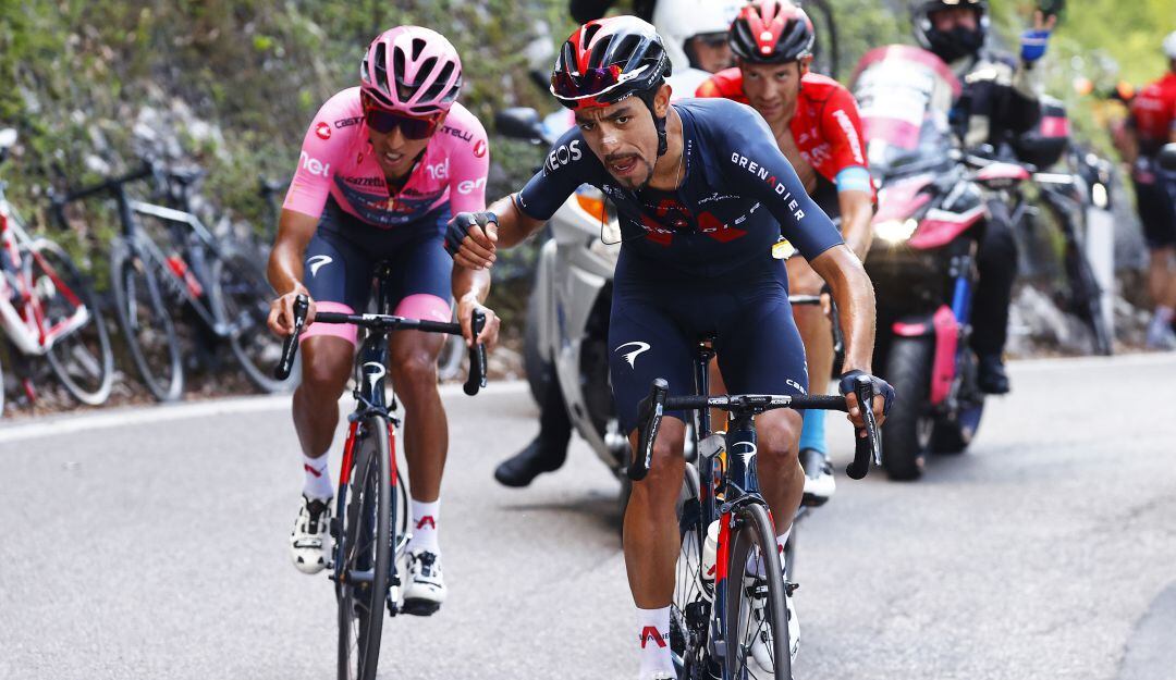 Daniel Felipe Martínez alienta a Egan Bernal en el ascenso definitivo de la etapa 17 del Giro de Italia.