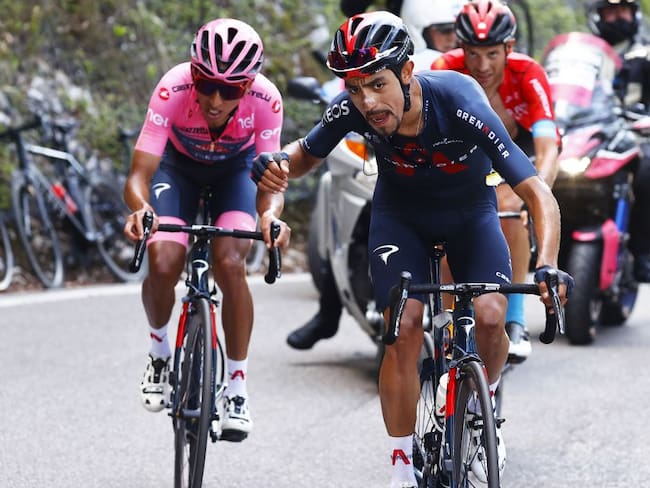 Daniel Felipe Martínez alienta a Egan Bernal en el ascenso definitivo de la etapa 17 del Giro de Italia.