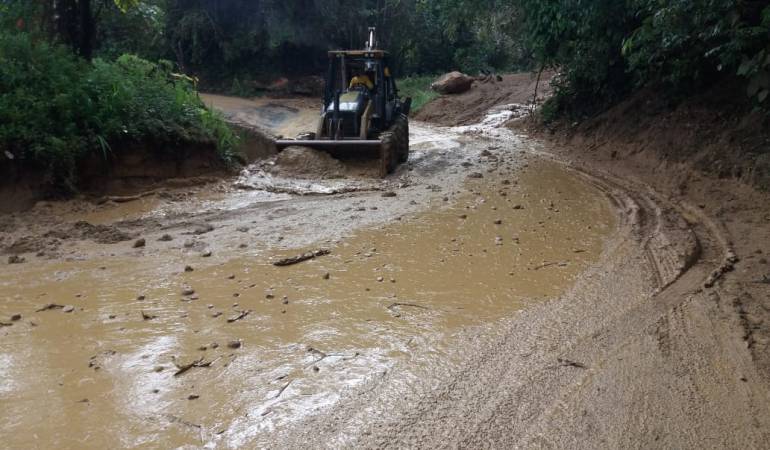 Vía afectada en Caldas por la temporada de lluvia
