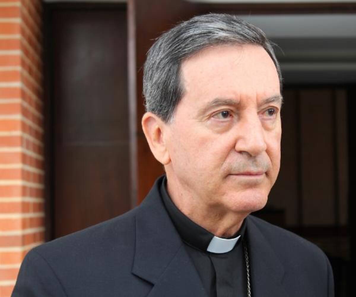 Rubén Salazar Gómez, tiene 70 años, actualmente es el arzobispo de Bogotá y Primado de Colombia. Además es el presidente de la Conferencia Episcopal de Colombia.