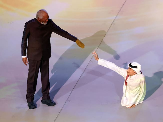 Morgan Freeman  y Ghanim Al Muftah actúan durante la ceremonia de apertura antes del partido inaugural de la Copa Mundial de la FIFA Qatar 2022
