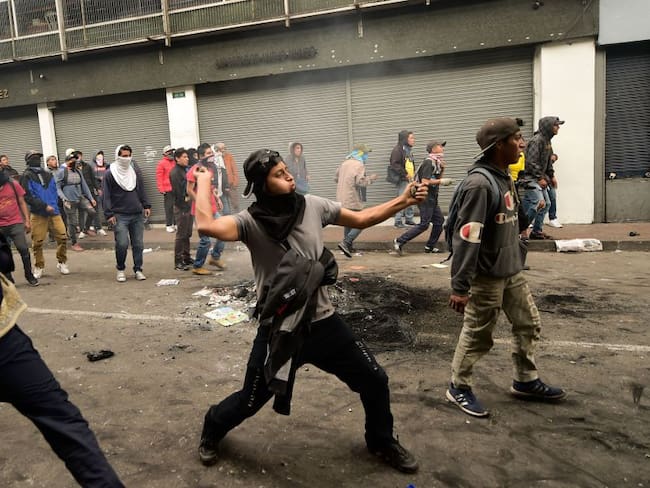 Manifestantes atacan medios de comunicación en Quito