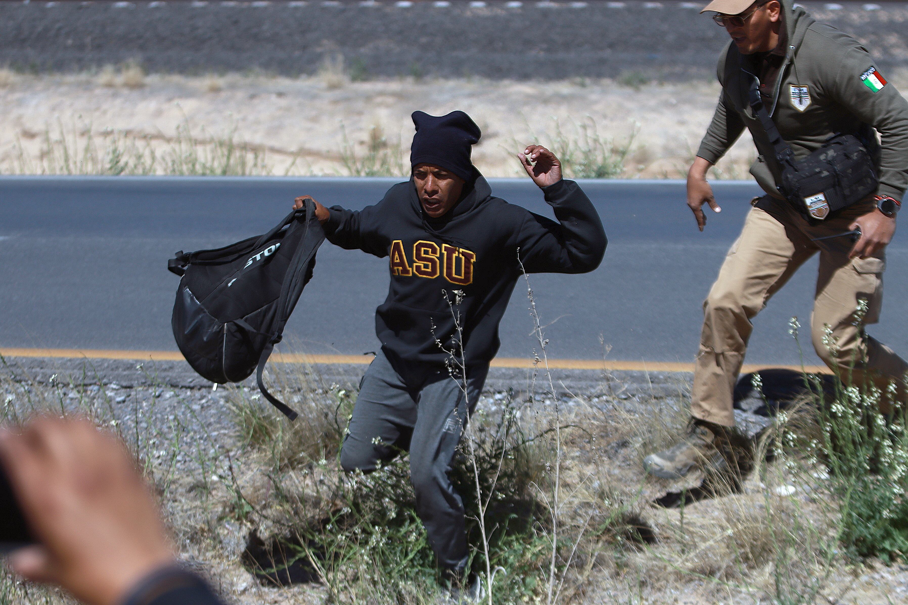 Personal del Instituto Nacional de Migración (INM) realiza detenciones de migrantes en Ciudad Juárez, Chihuahua (México).

 EFE/Luis Torres
