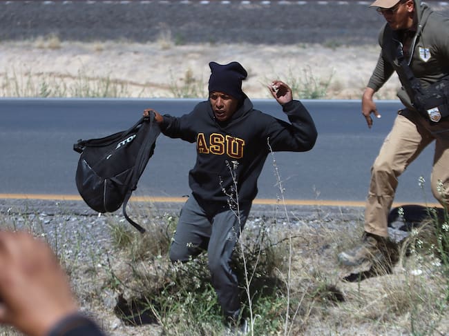 Personal del Instituto Nacional de Migración (INM) realiza detenciones de migrantes en Ciudad Juárez, Chihuahua (México).
EFE/Luis Torres