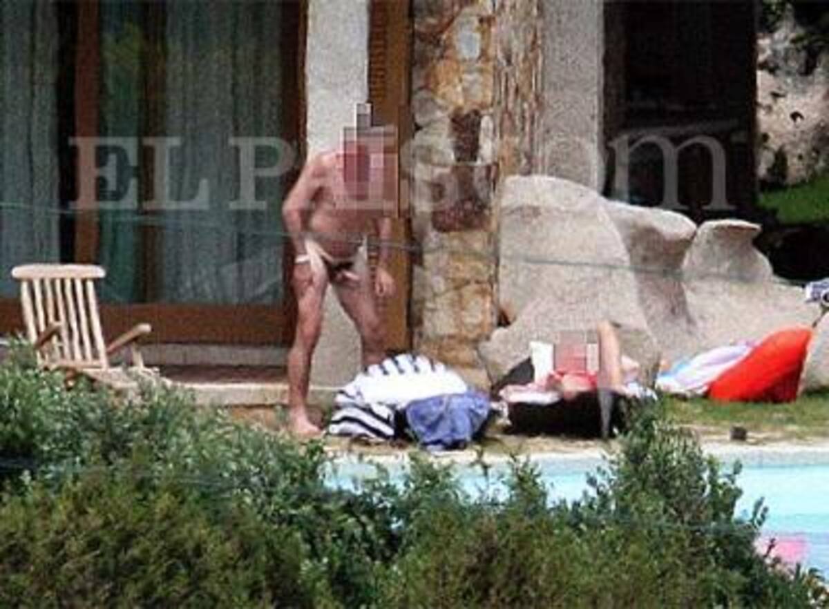 Dos mujeres toman el sol en Villa Certosa, propiedad de Berlusconi.