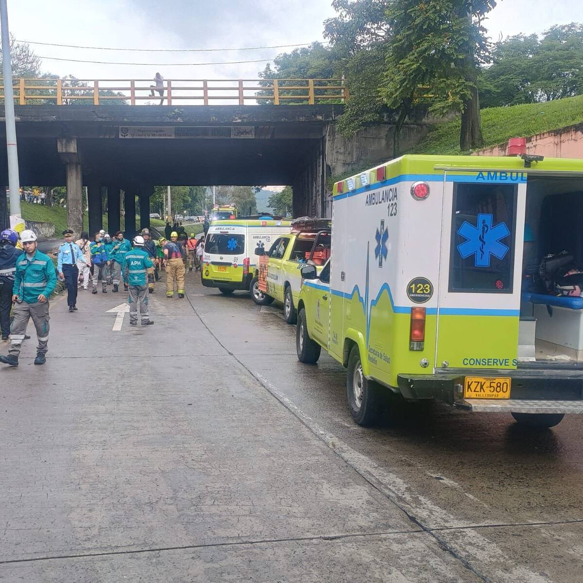 Bus que trasportaba 10 menores se accidentó en el deprimido de la oriental