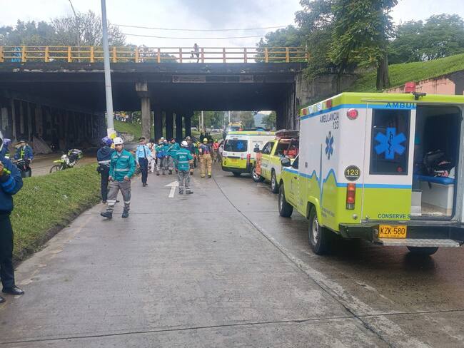 Bus que trasportaba 10 menores se accidentó en el deprimido de la oriental