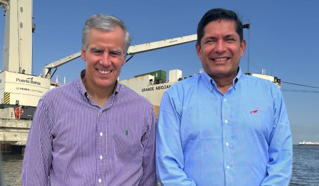 Orlando Cabrales, CEO de Frontera Energy, y Juan Carlos Hurtado, presidente (e) de Ecopetrol en la Regasificadora de Puerto Bahía. //  Colprensa
