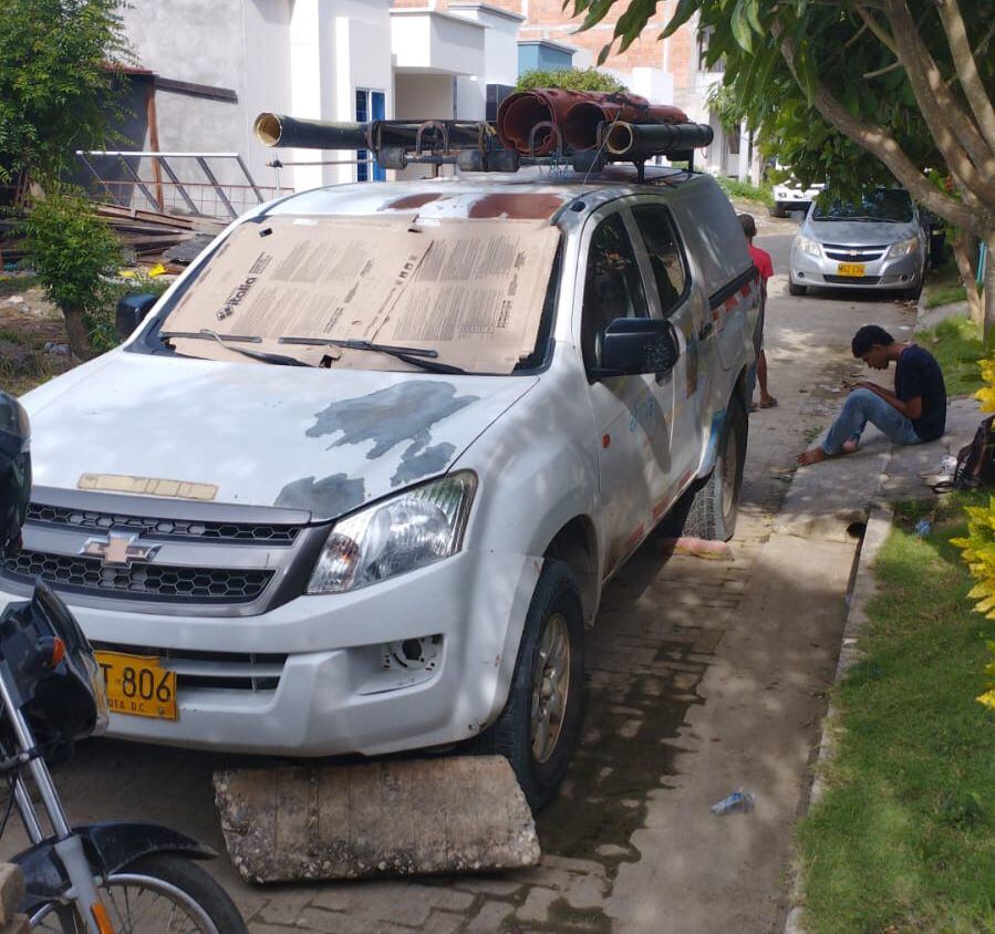 Vehículos de la empresa Afinia, retenidos en una urbanización de Montería.