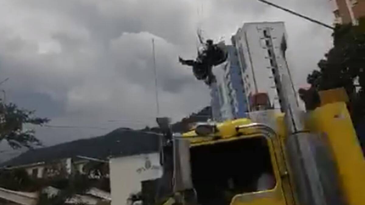 VIDEO: Parapentista aterrizó en la autopista