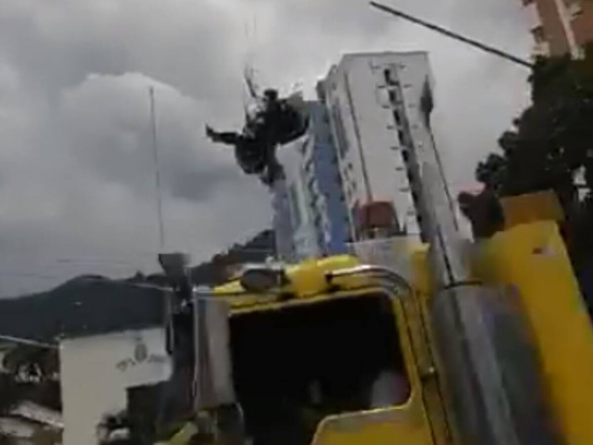 VIDEO: Parapentista aterrizó en la autopista