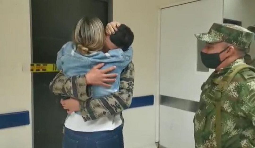 Captura de pantalla del video en el que el joven soldado se encuentra con su madre