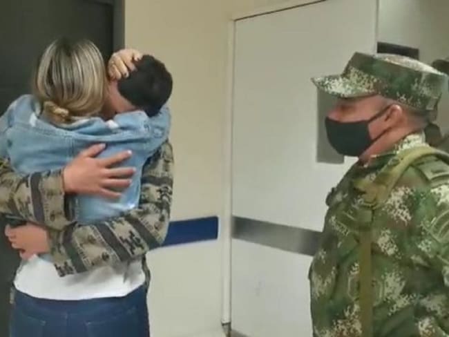 Captura de pantalla del video en el que el joven soldado se encuentra con su madre