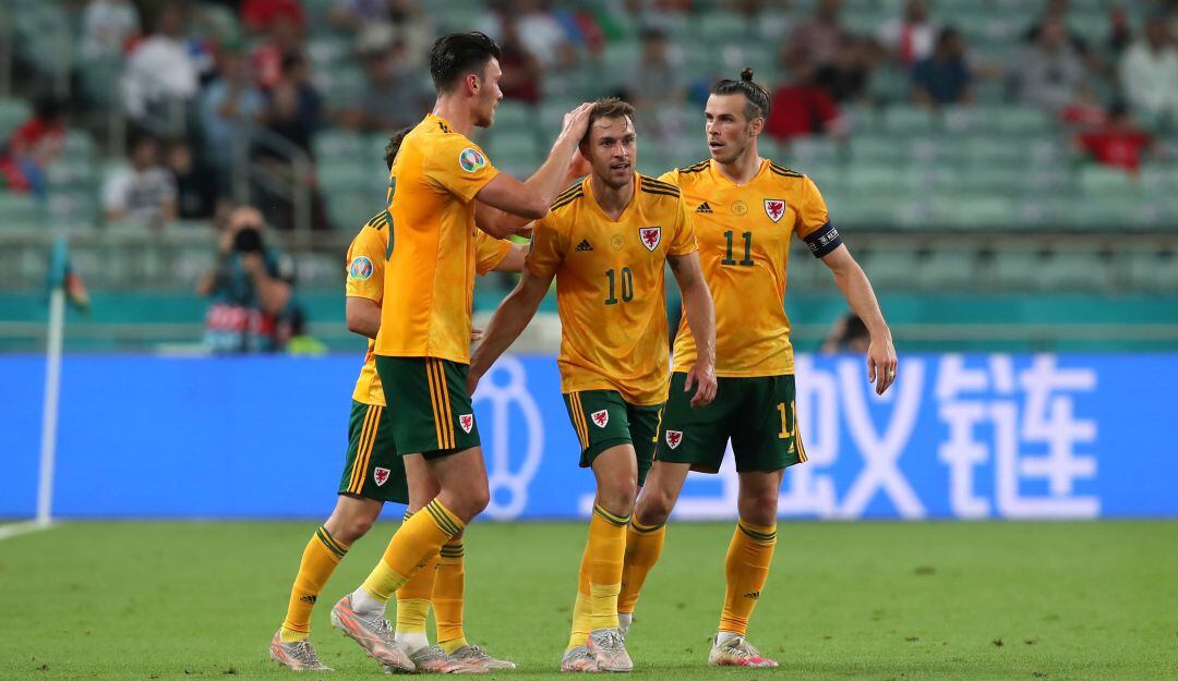 Celebración de Gales en el primer gol ante Turquía con combinación entre Bale y Ramsey