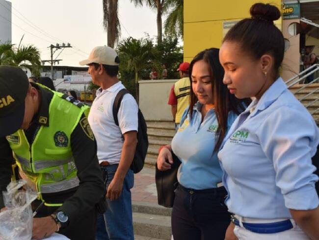 Sensibilizan a vendedores que invaden espacio público en Cartagena