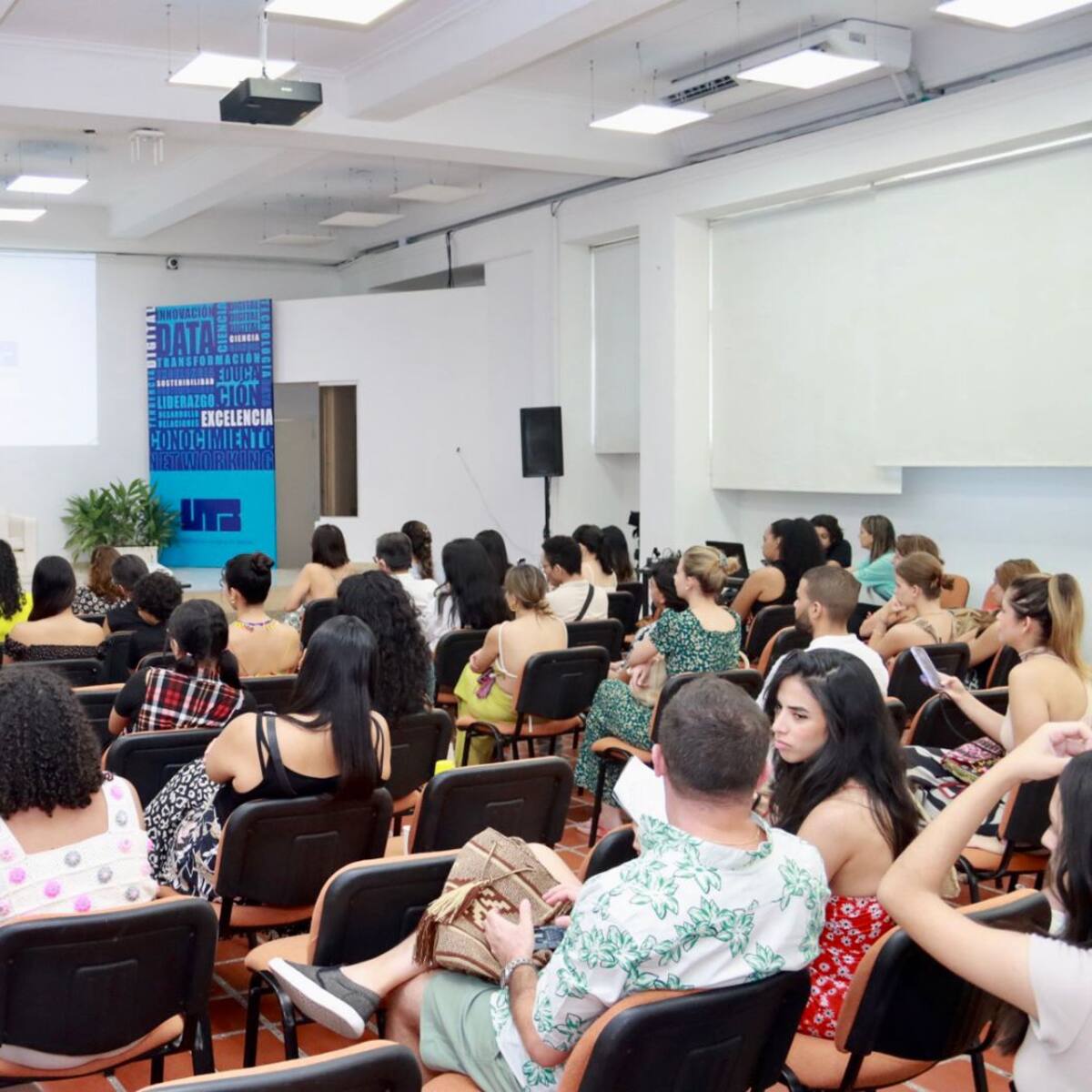 UTB y Hay Festival recibieron a Amalia Andrade, escritora que habla sobre las emociones