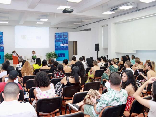 UTB y Hay Festival recibieron a Amalia Andrade, escritora que habla sobre las emociones