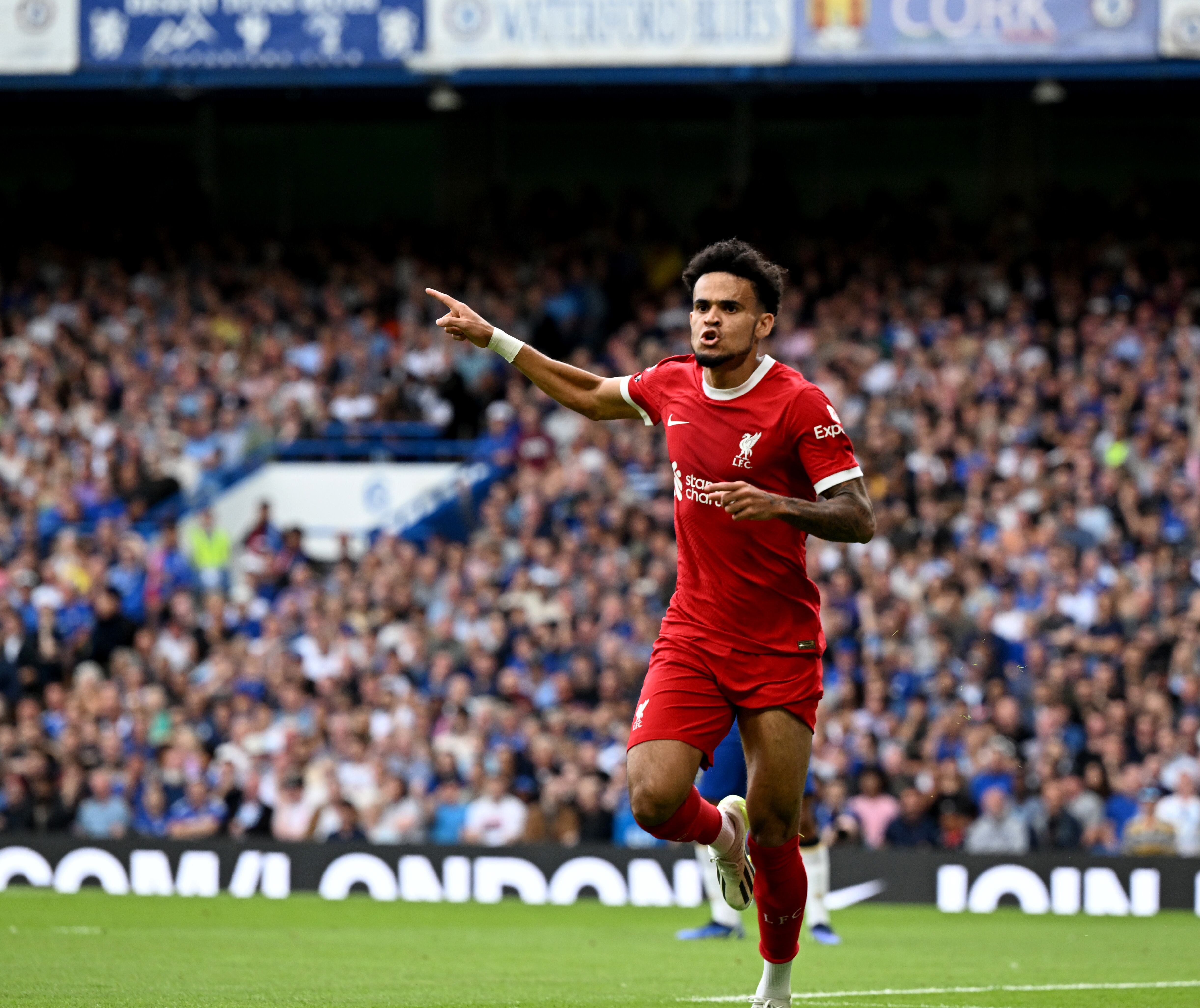 Luis Díaz celebra su gol ante el Chelsea. (Photo by Andrew Powell/Liverpool FC via Getty Images)