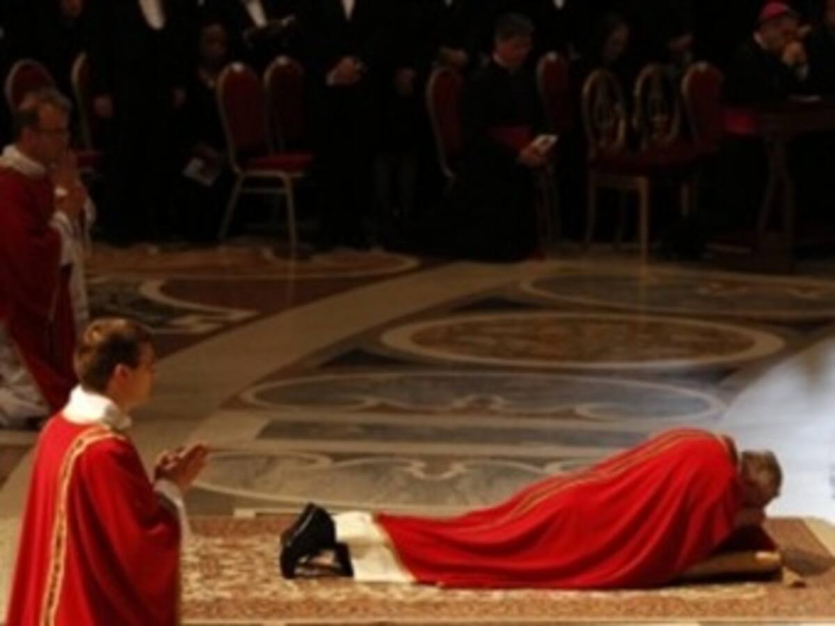 El papa Francisco reza tendido en el suelo durante la Pasión de Cristo