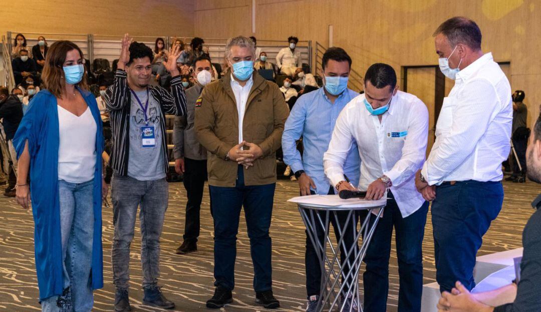 Firma del pacto con las juventudes