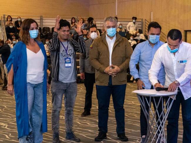 Firma del pacto con las juventudes