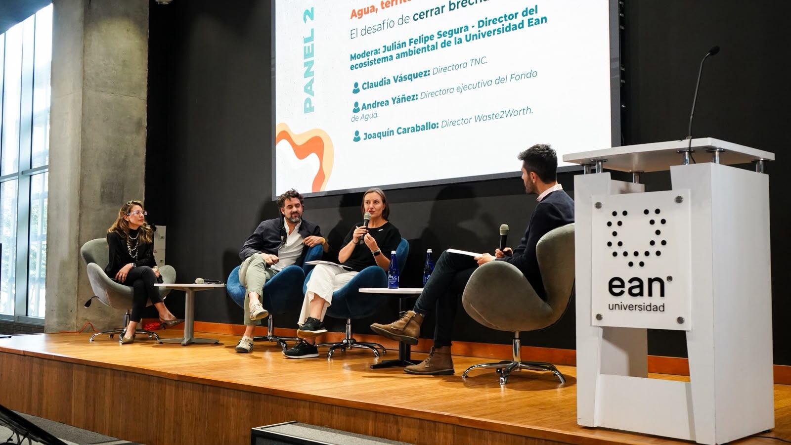 Claudia Vásquez, directora de TNC; Joaquín Caraballo, director Waste2Worth; Andrea Yáñez, directora ejecutiva del Fondo de Agua y Julián Felipe Segura, director del ecosistema ambiental de la Universidad EAN en el panel 2. | Foto: Caracol Radio