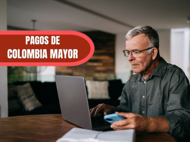 Adulto mayor consultado información en computadora (Getty Images)