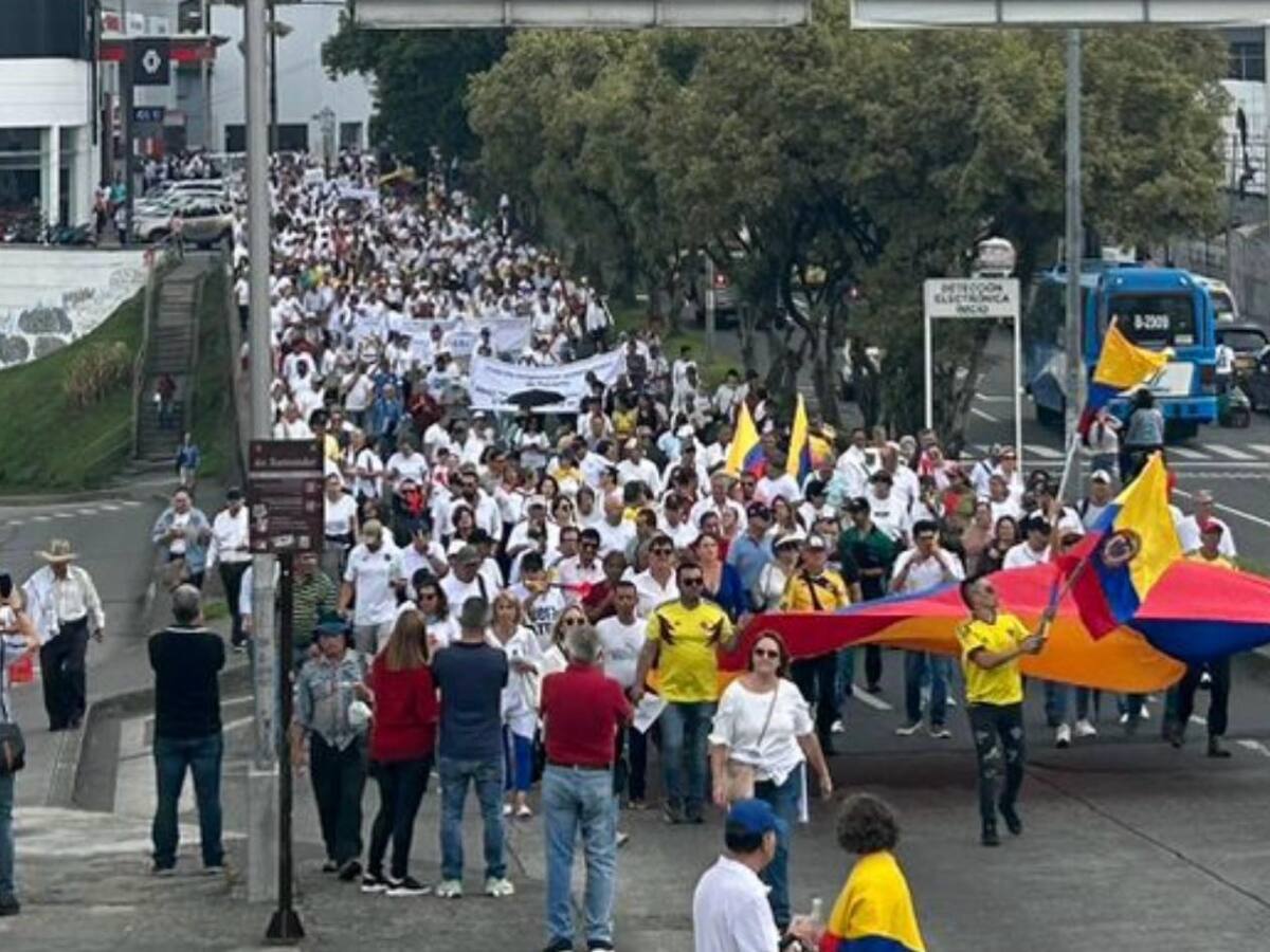 Cerca de tres mil personas marchan en Manizales, en contra del Gobierno de Gustavo Petro