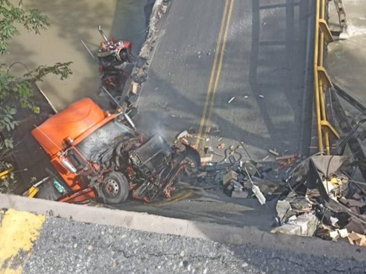 Dos Policías muertos por desplome del puente entre Quindío y Valle del Cauca