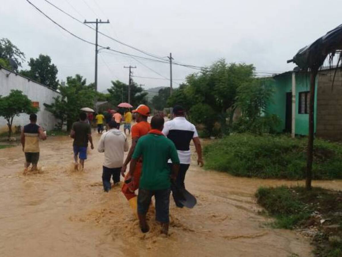 Desbordamiento de arroyo ‘Negro’ causa inundaciones en Luruaco