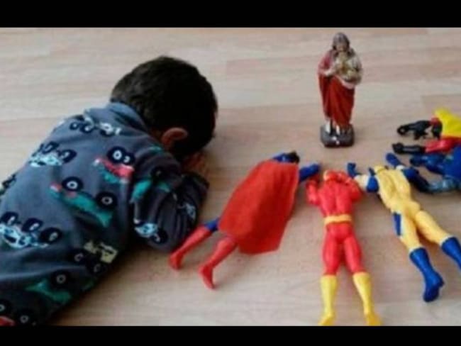 Niño que reza con los superhéroes se vuelve viral en Instagram