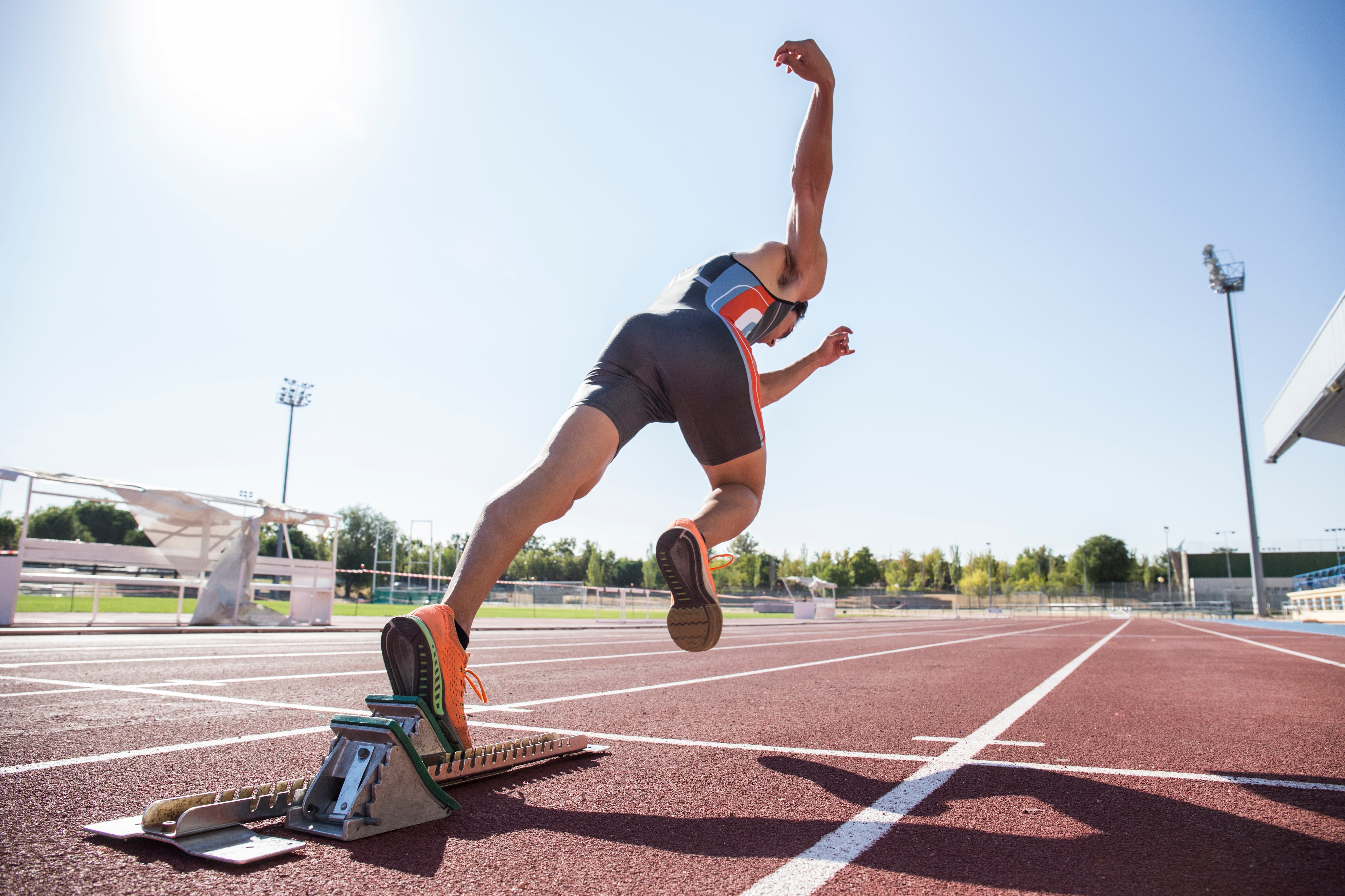 Persona arrancando una carrera de atletismo (Foto vía Getty Images)
