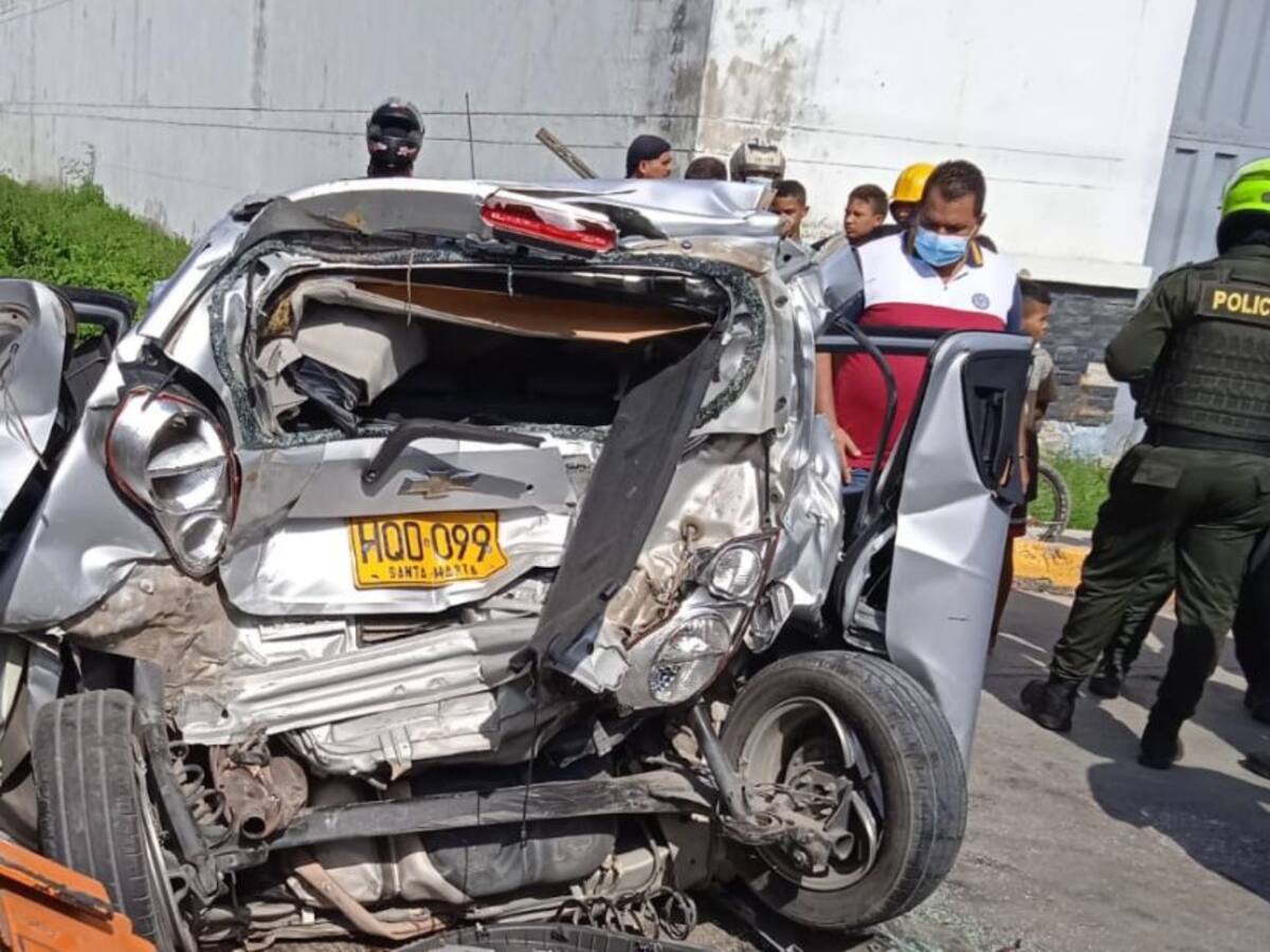 Un choque de tres tractocamiones con un automóvil deja dos heridos