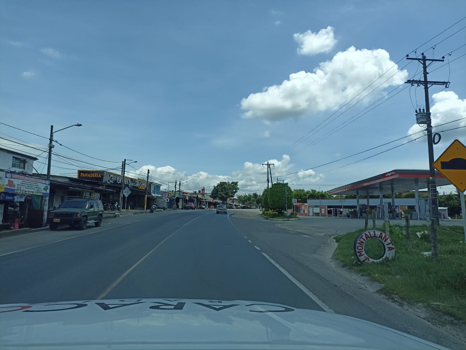 Días soleados y despejados en el Quindío, cruce La Tebaida, Pueblo Tapao hacia La Herradura