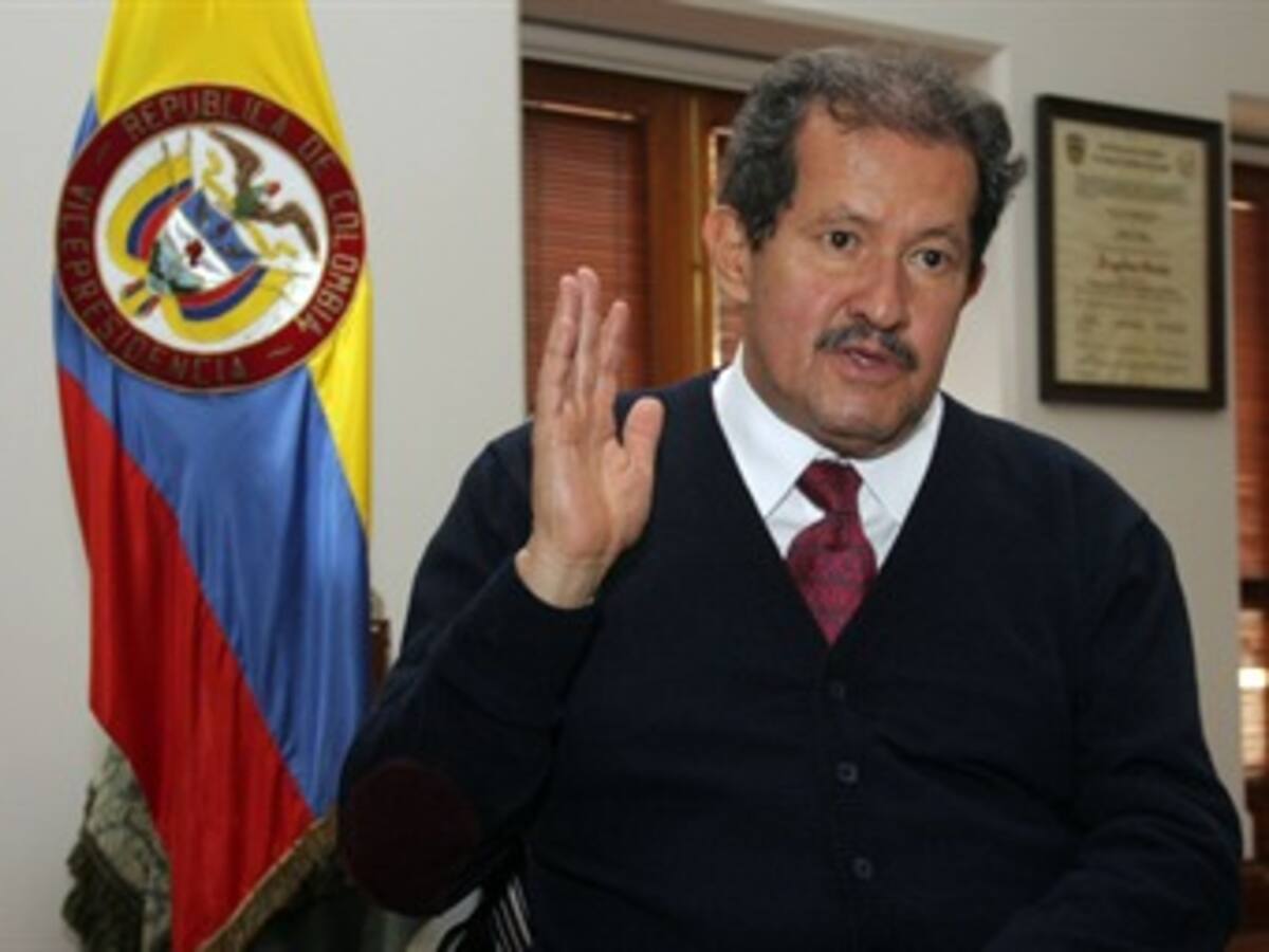 Farc y ELN deben dejar de conspirar contra la paz: Angelino Garzón