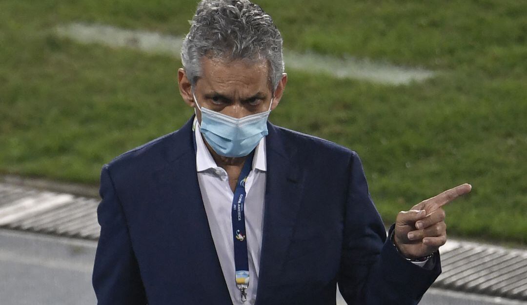 Reinaldo Rueda durante el juego entre Brasil y Colombia.
