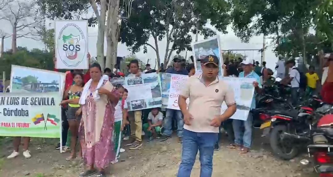 Protesta de padres de familia en San Luis de Sevilla, Puerto Escondido. Foto: captura de video.