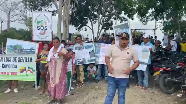 Protesta de padres de familia en San Luis de Sevilla, Puerto Escondido. Foto: captura de video.