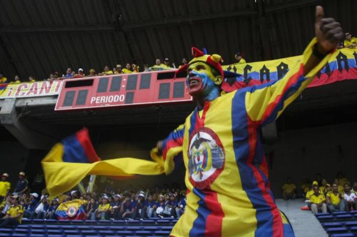 A pesar de la fuerte lluvia que cayó en Barranquilla, los aficionados llegan al estadio Metropolitano para apoyar a la Selección Colombia en su partido ante Perú. Foto: Colprensa