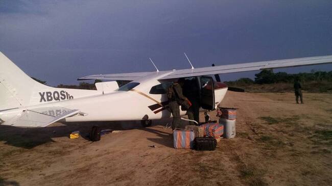 Las autoridades capturaron a tres personas y decomisaron media tonelada de cocaína que se encontraba cargada en una aeronave en una pista clandestina en Venezuela. Foto: Policía Nacional