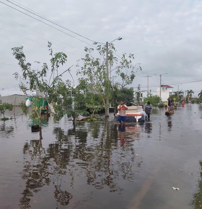Habitantes de Vallejo rescatando pertenencias entre las aguas en Montería. Foto: Claudia Hernández/Caracol Radio.
