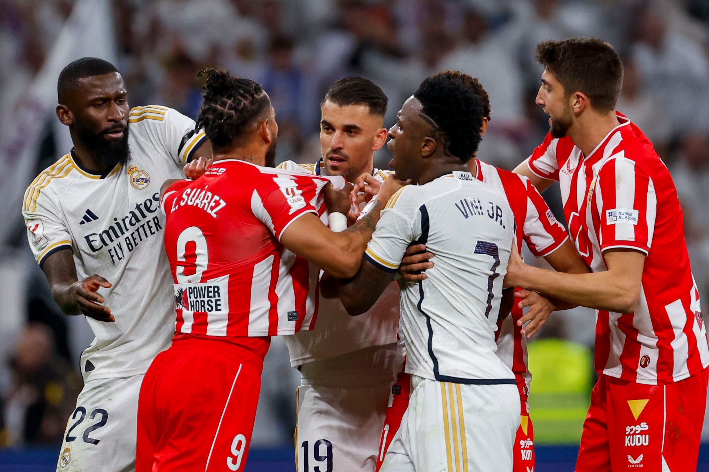 Los jugadores del Real Madrid Rudiger (i), Dani Ceballos (c) y Vinicius Jr (2d) y del Almería Luis Suárez (2i) durante el partido de LaLiga correspondiente a la jornada 21 en el Santiago Bernabéu. EFE/Daniel Gonzalez