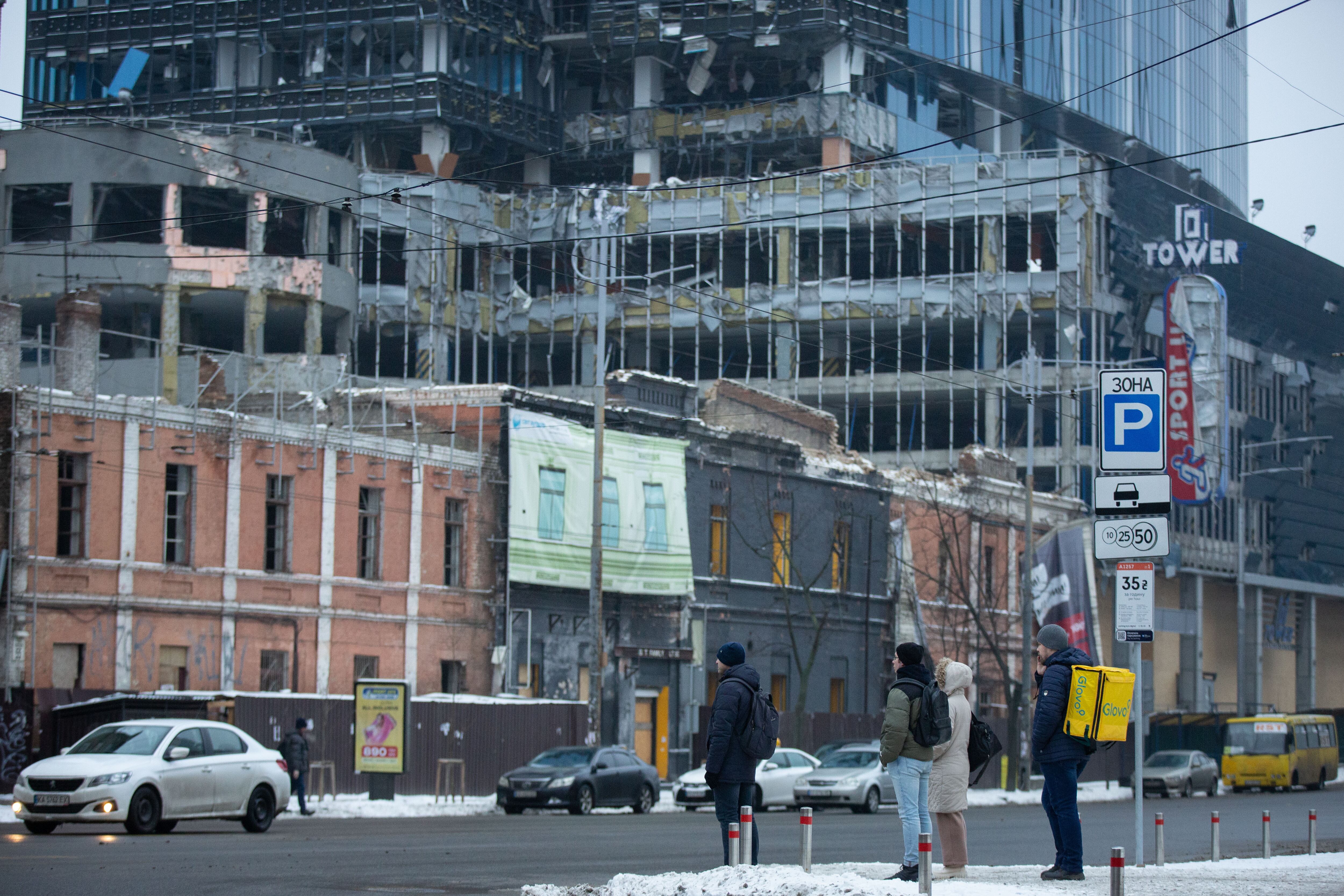 Día a día en Kiev (Ucrania) en medio de edificios destruidos por bombardeos.
(Foto: Oleksii Chumachenko/Anadolu Agency via Getty Images)