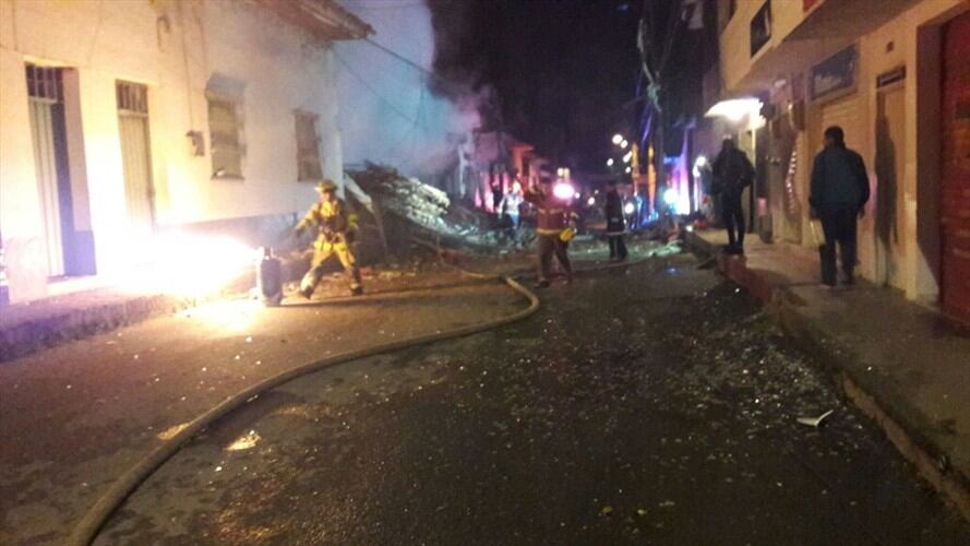 Dos personas resultaron heridas luego de la explosión e incendio que se registraron en una ferretería en el centro del municipio de Santander de Quilichao. Foto: Policía