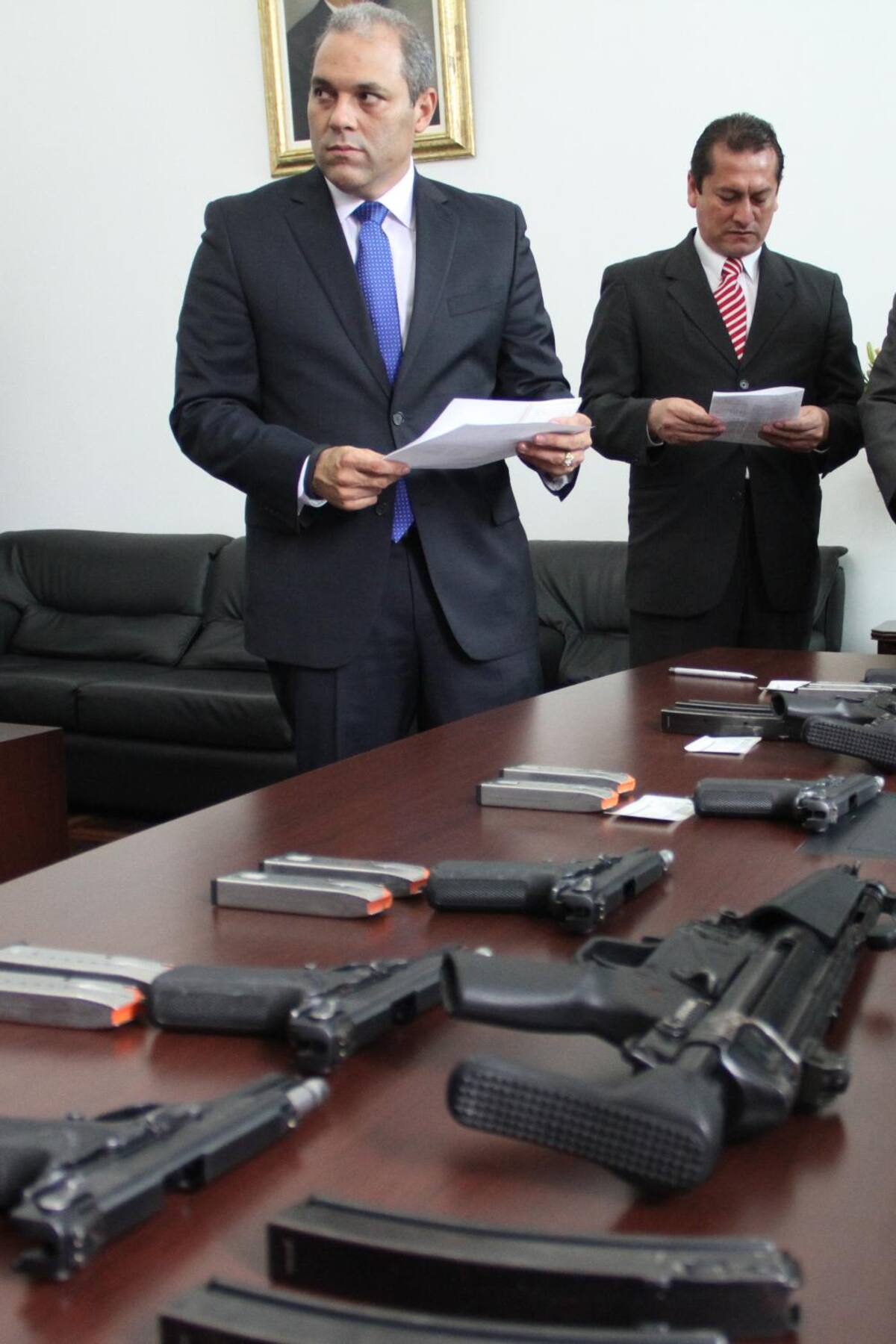 El presidente de la corporación manifestó que el Congreso no tiene por qué seguir manejando armas en su inventario y por eso exhorto a los demás congresistas para que hagan lo propio ante el comando general de las Fuerzas Militares.